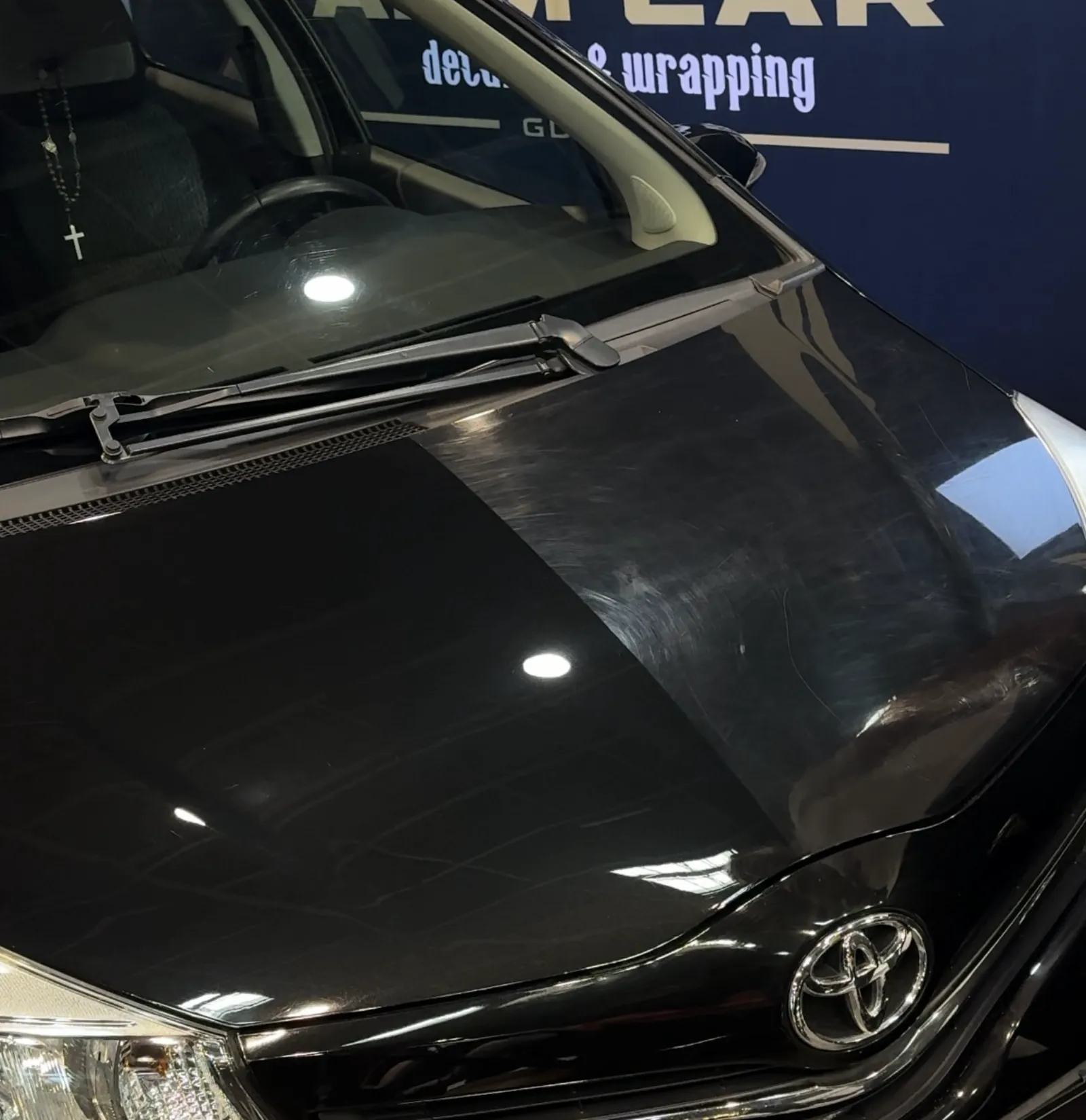Swirle i rysy na czarnym lakierze przed korektą — ARM CAR Gdańsk