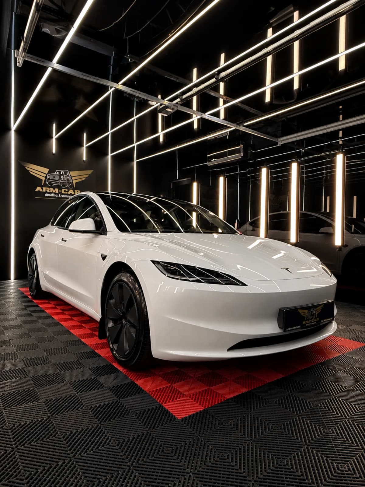Biała Tesla Model 3 Highland w hali ARM CAR Gdańsk po zabezpieczeniu folią PPF