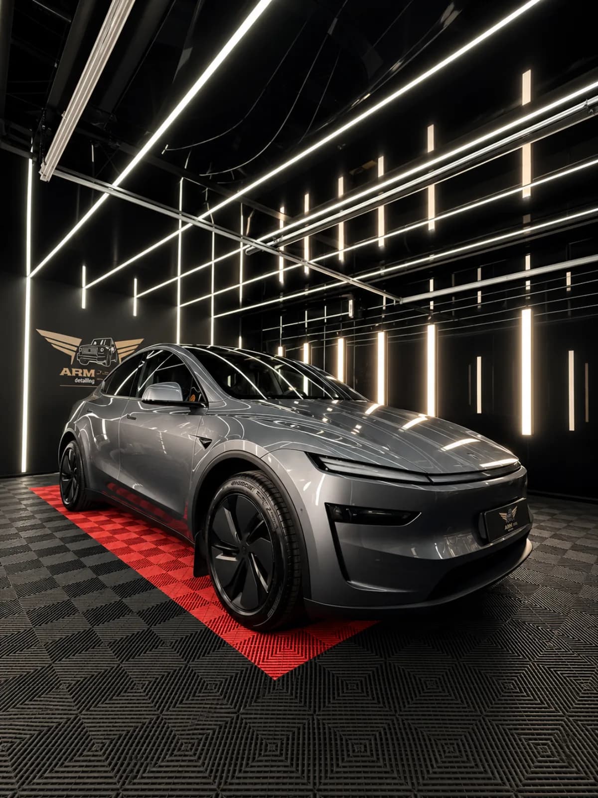 Tesla Model Y w hali ARM CAR Gdańsk po aplikacji folii PPF