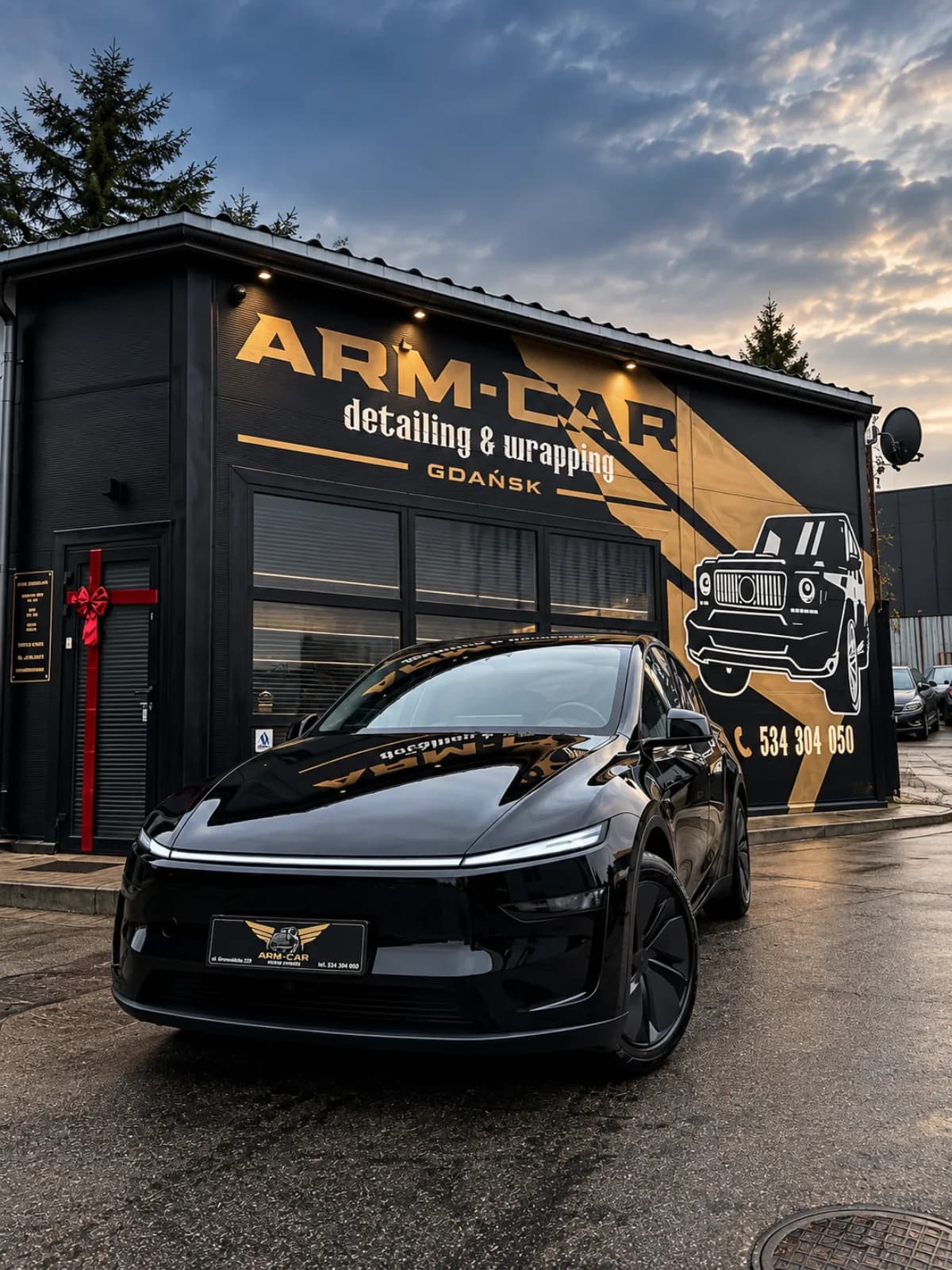 Czarna Tesla Model Y przed studiem ARM CAR w Gdańsku po zabezpieczeniu folią PPF