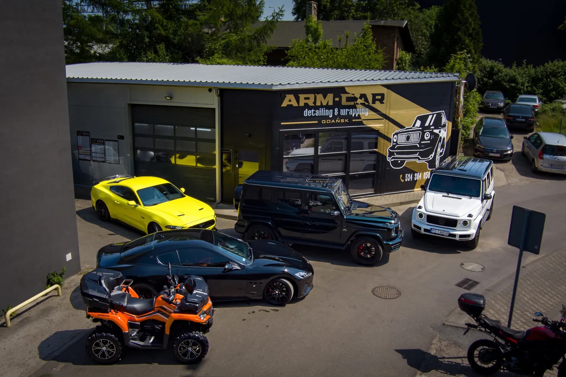 Studio ARM CAR Auto Spa przy al. Grunwaldzkiej 229 w Gdańsku — widok z góry na parking i auta klientów
