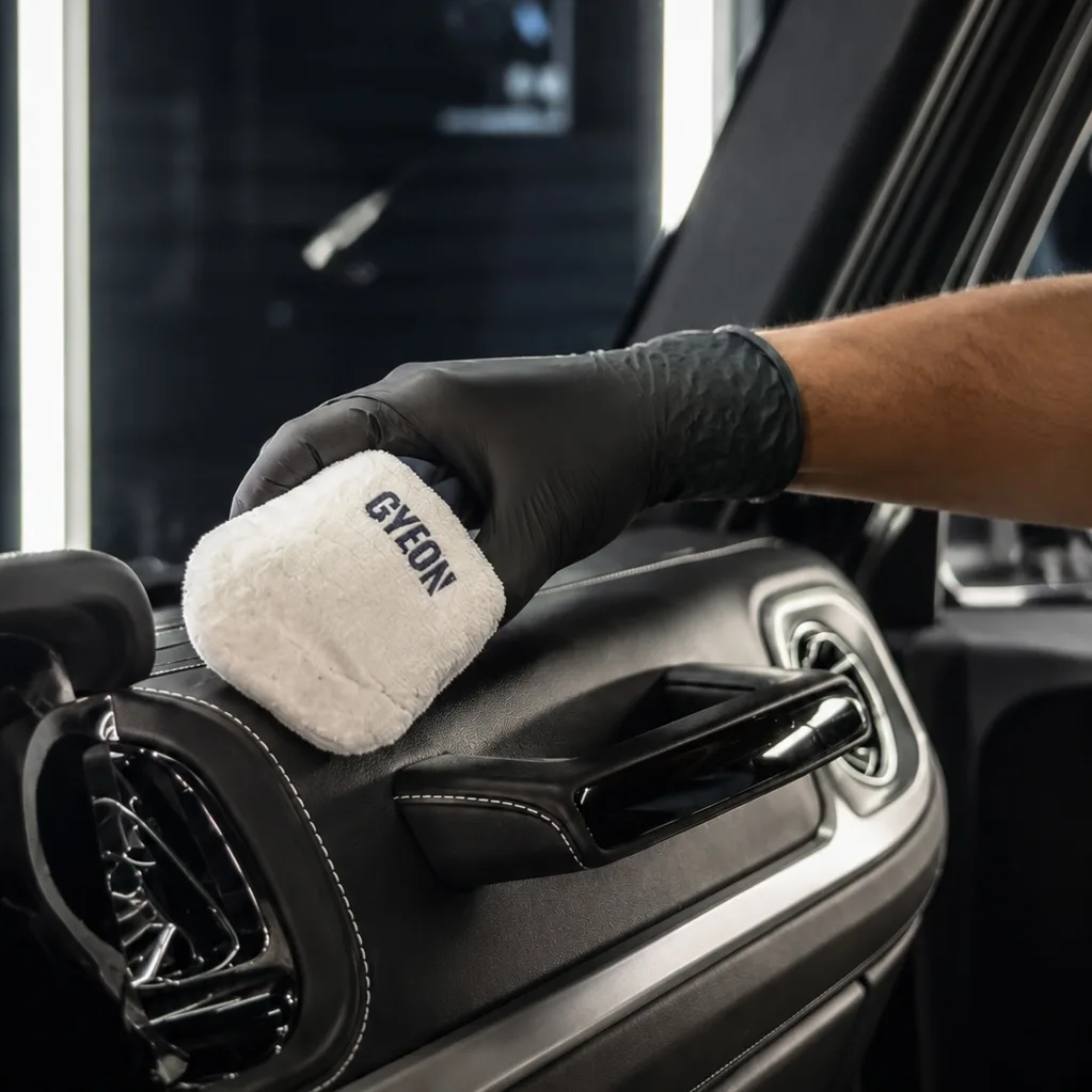 Detailing wnętrza auta premium — konsola środkowa, ARM CAR Gdańsk